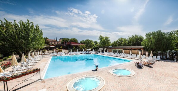 시즌별로 운영되는 야외 수영장