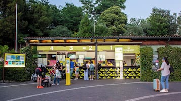 Un albergue con techo de tejas y un letrero con números.