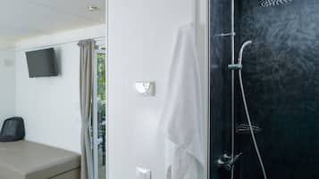 Un baño moderno con ducha, inodoro y lavamanos.