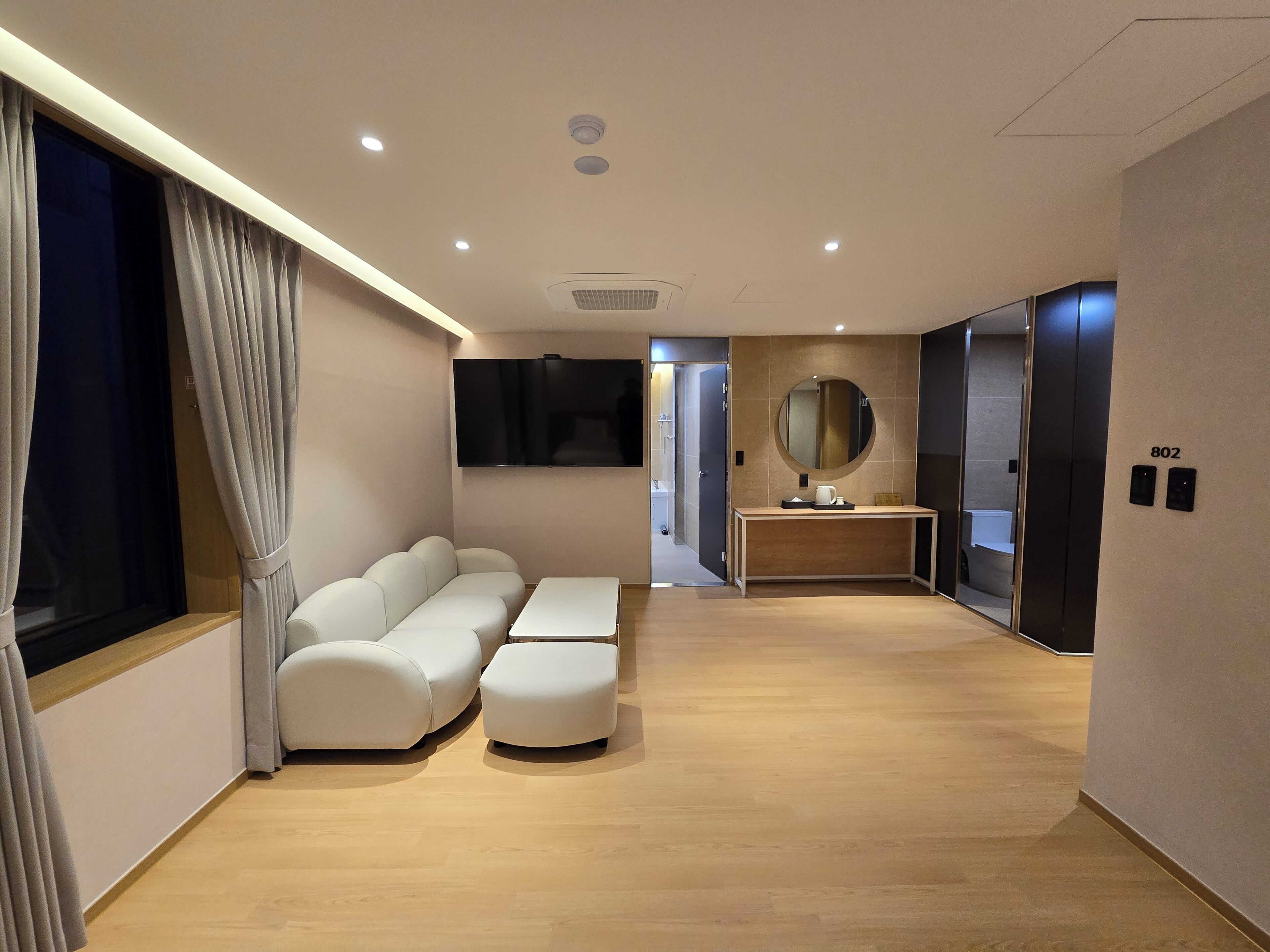 Premier Twin (Double + Single) | Tirai kedap cahaya, kedap suara, dan Wi-Fi gratis