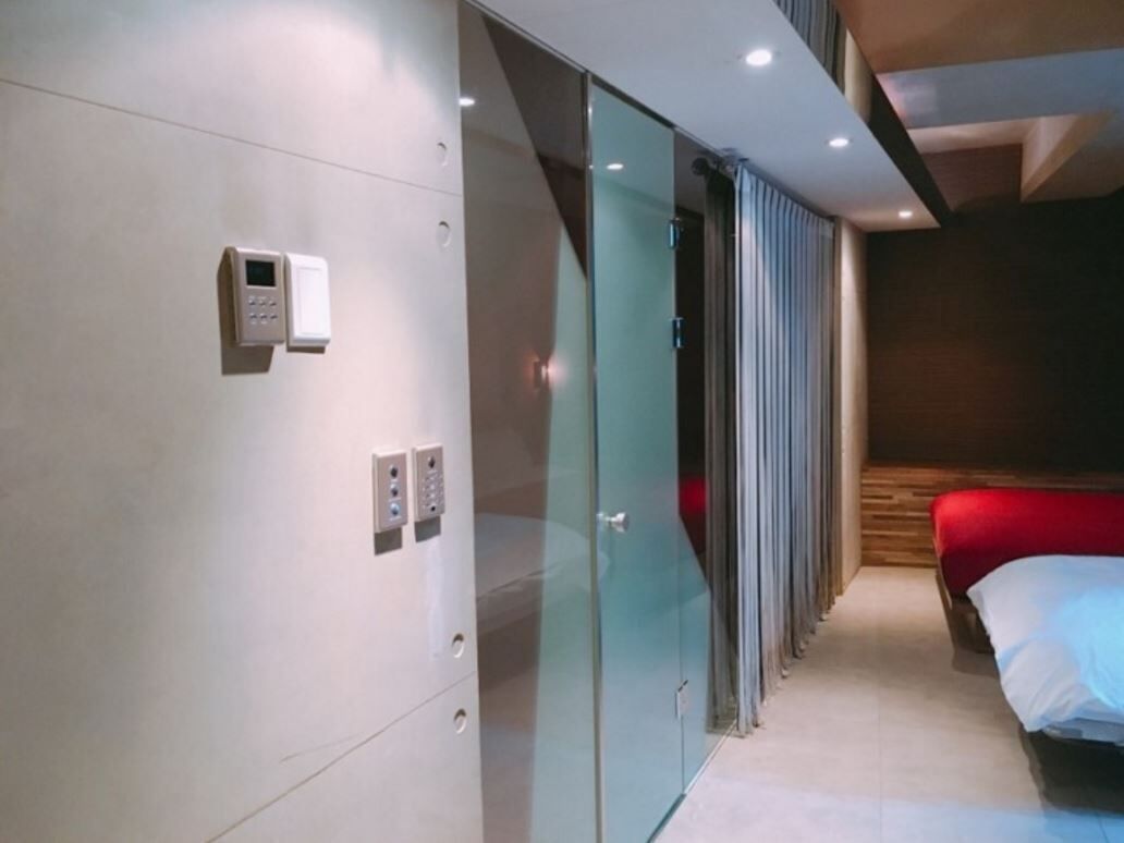 Blackout drapes, soundproofing, WiFi (free)