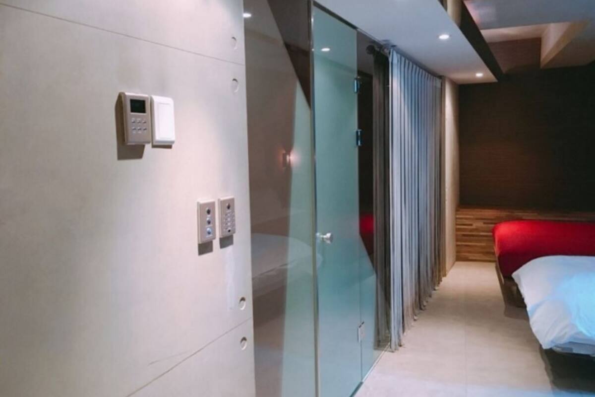 Blackout drapes, soundproofing, WiFi (free)