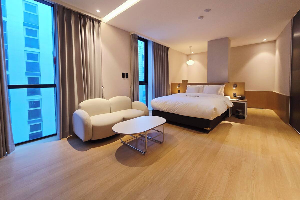 Premier Double Room | Blackout drapes, soundproofing, WiFi (free)