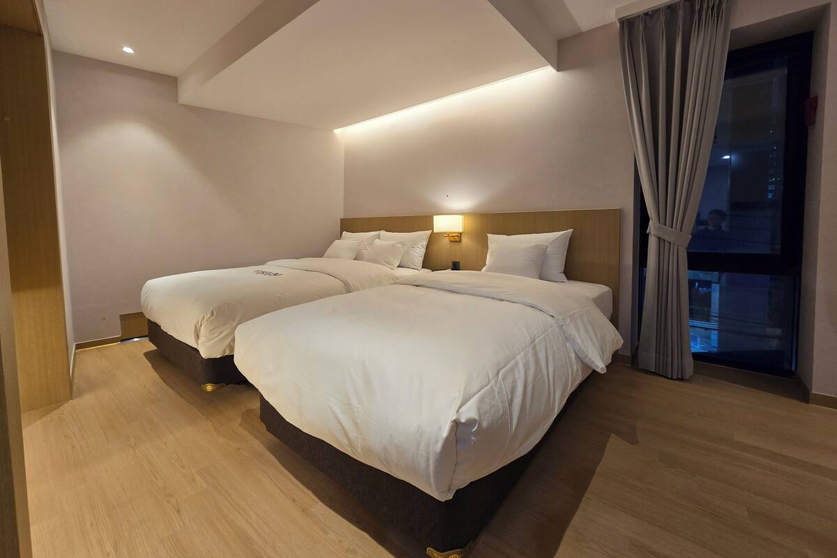 Deluxe Twin (Double + Single) | Blackout drapes, soundproofing, WiFi (free)