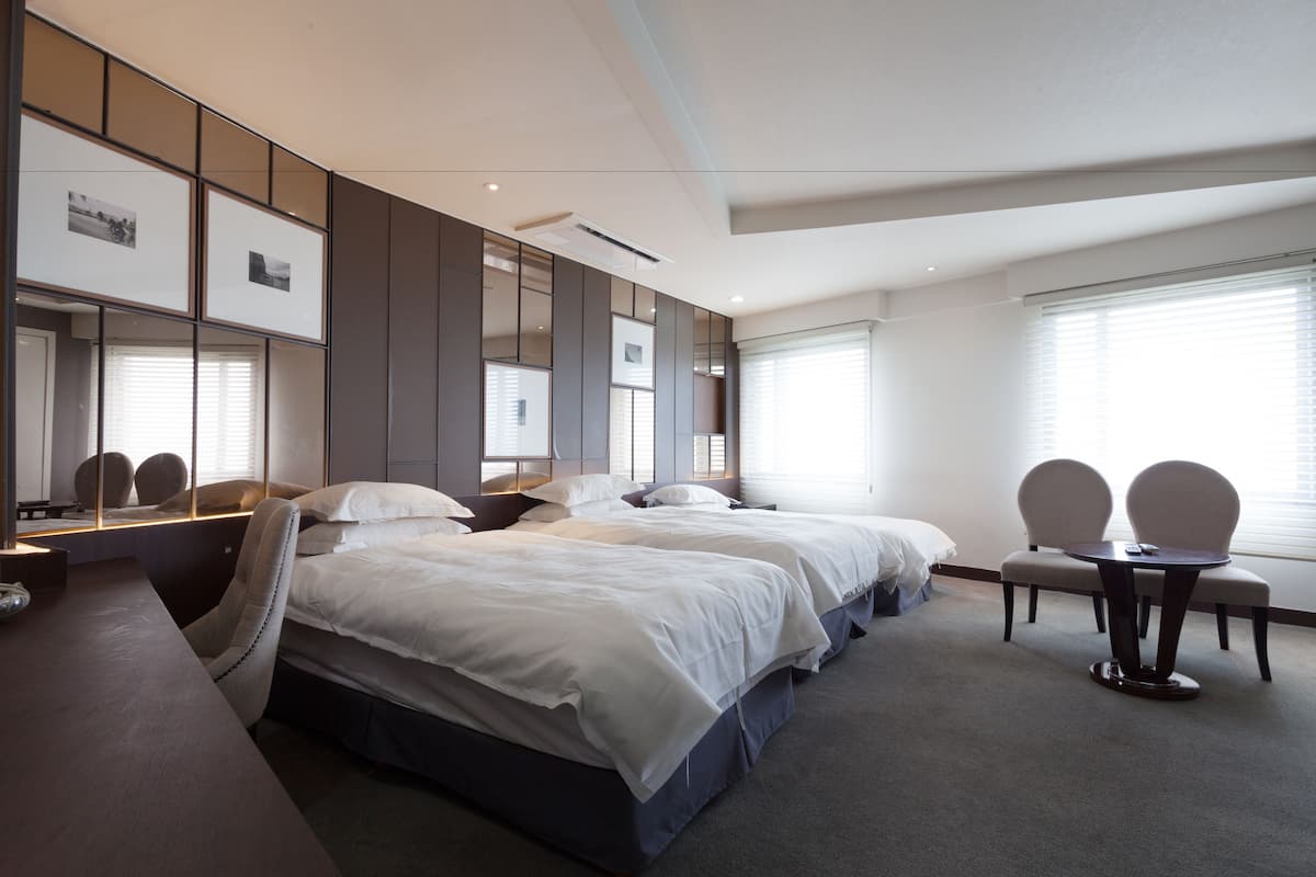 Chambre triple | Coffre-fort, décor unique, ameublement unique, bureau
