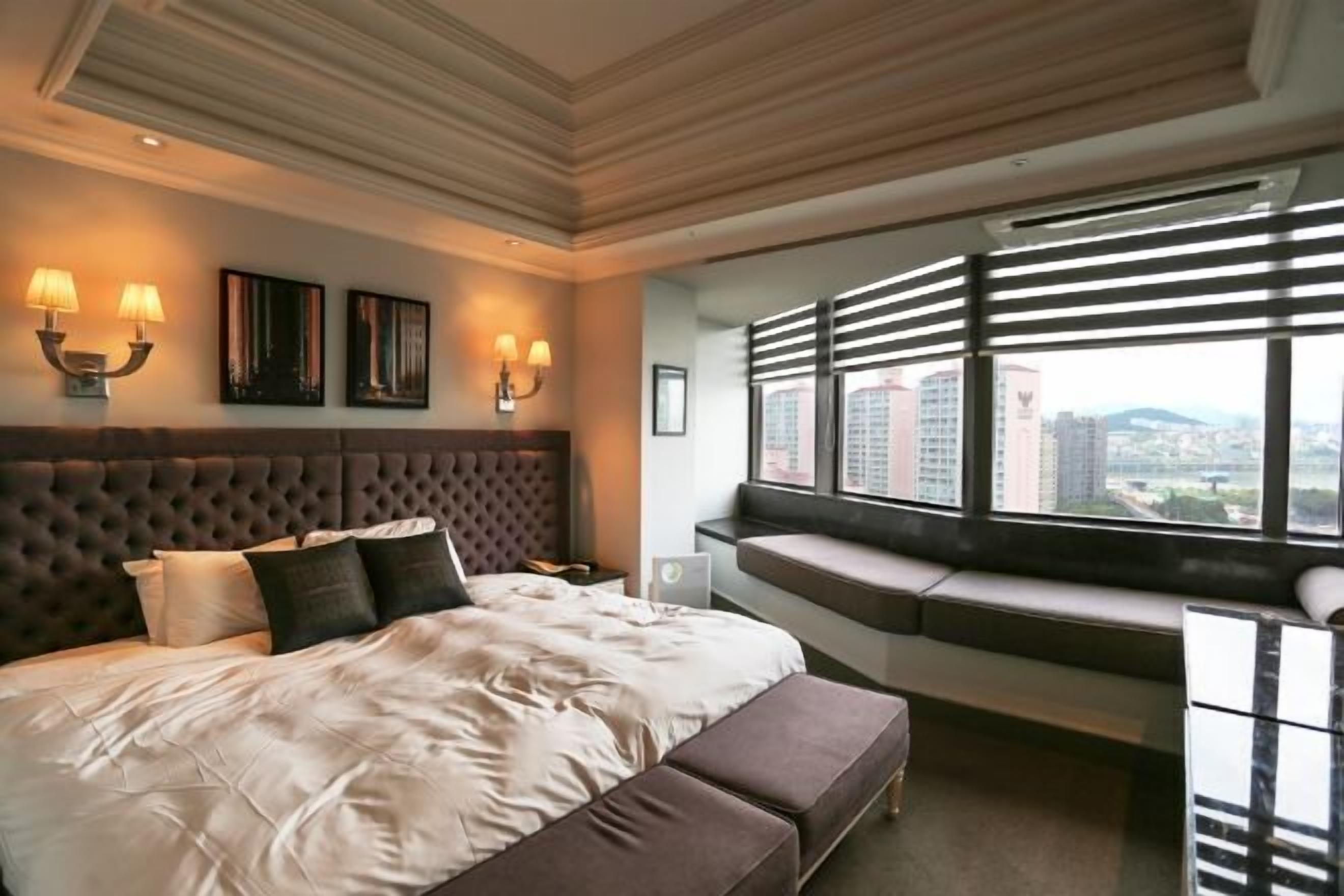 객실 내 금고, 각각 다른 스타일의 인테리어, 각각 다르게 가구 비치, 책상