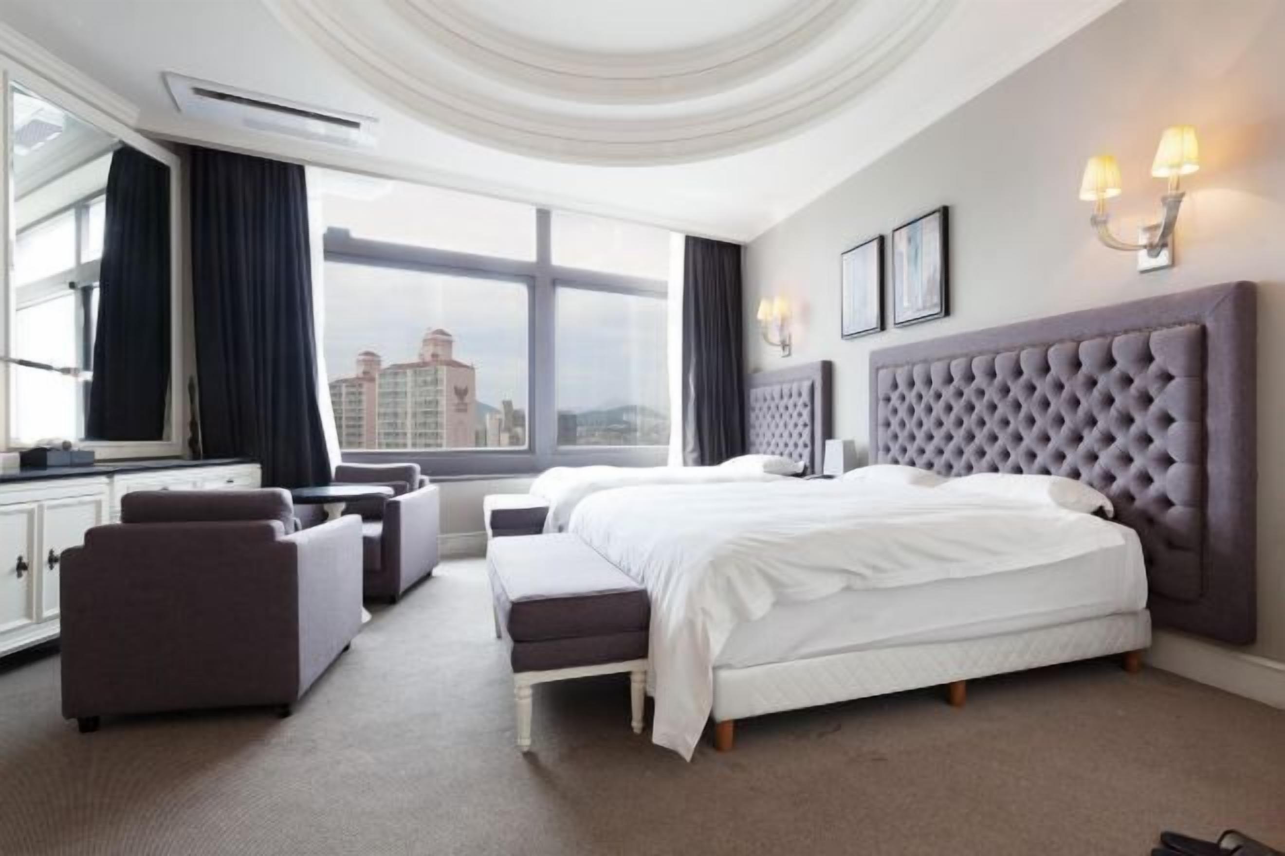 객실 내 금고, 각각 다른 스타일의 인테리어, 각각 다르게 가구 비치, 책상