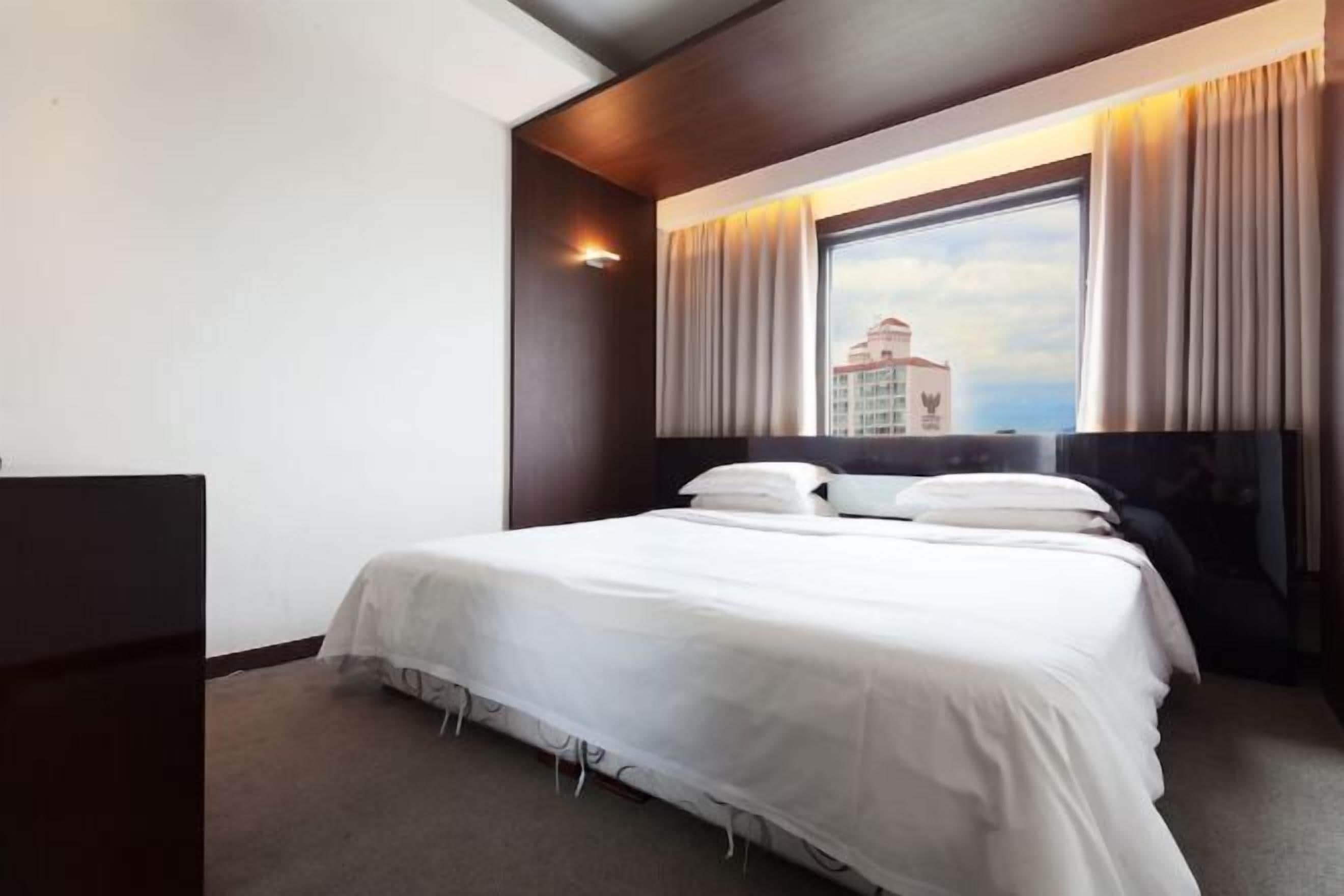 객실 내 금고, 각각 다른 스타일의 인테리어, 각각 다르게 가구 비치, 책상