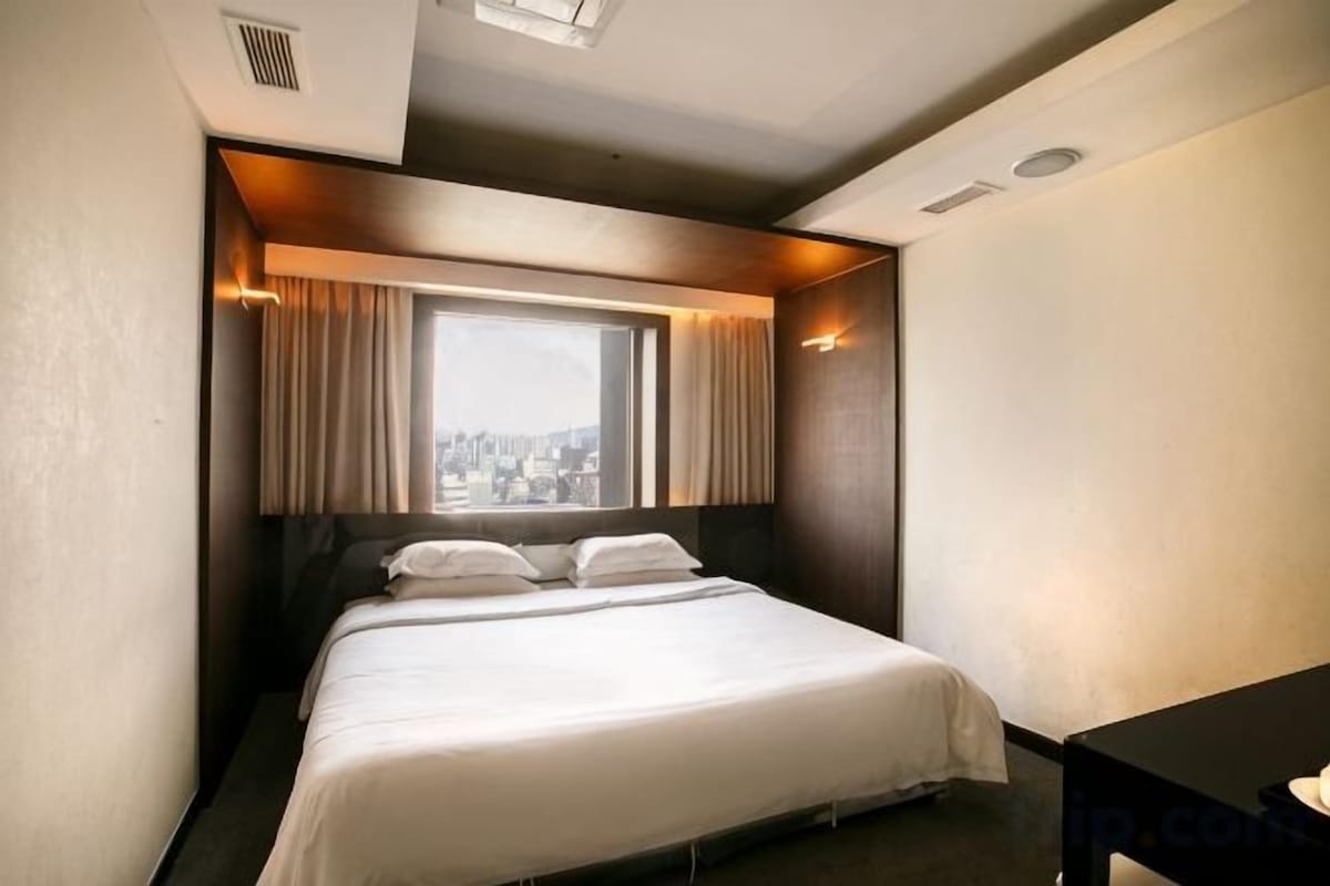 In-room safe, desk, iron/ironing board (on request), WiFi (free)
