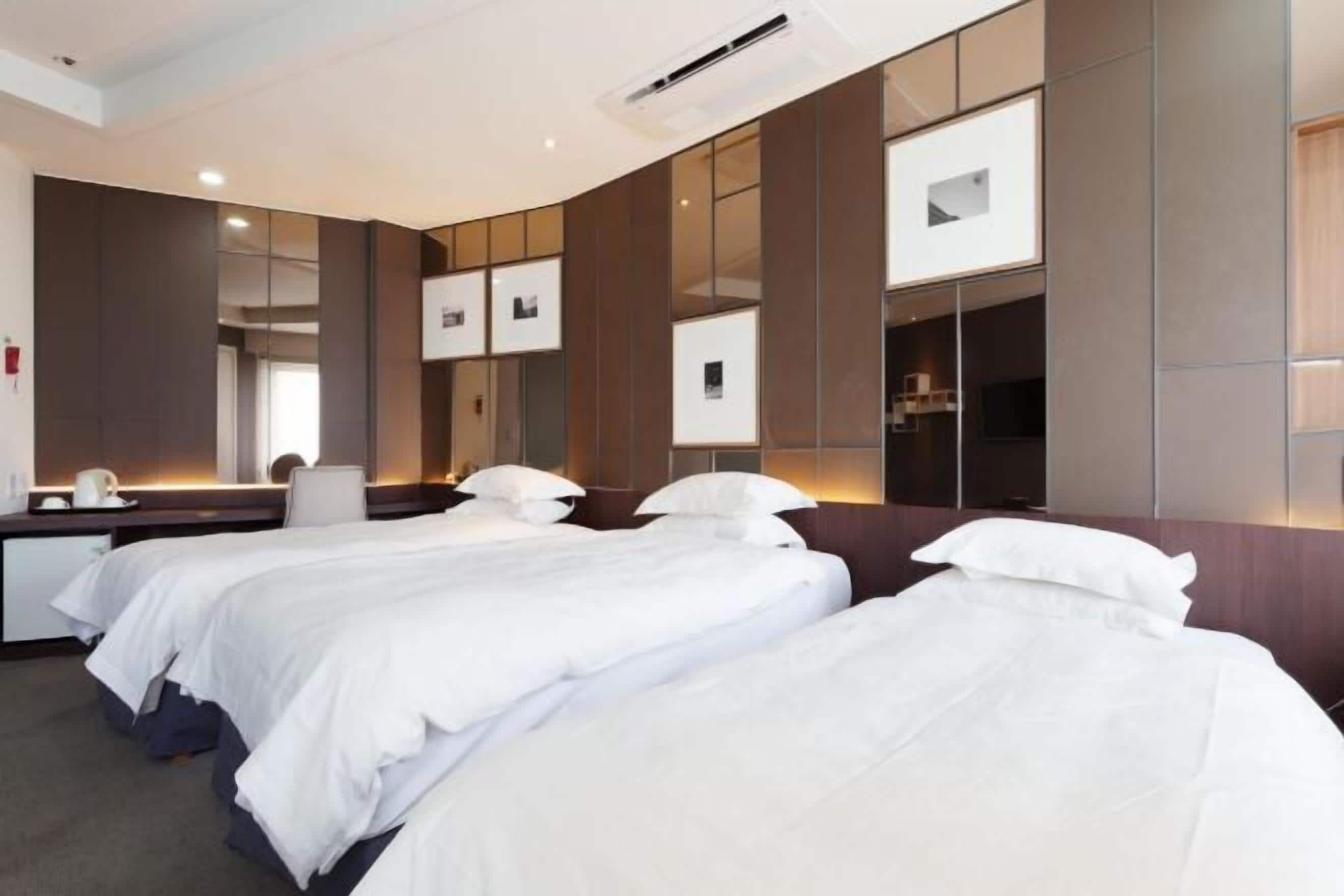 객실 내 금고, 각각 다른 스타일의 인테리어, 각각 다르게 가구 비치, 책상