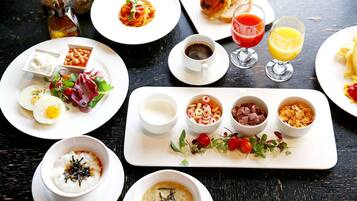 Daily cooked-to-order breakfast for a fee