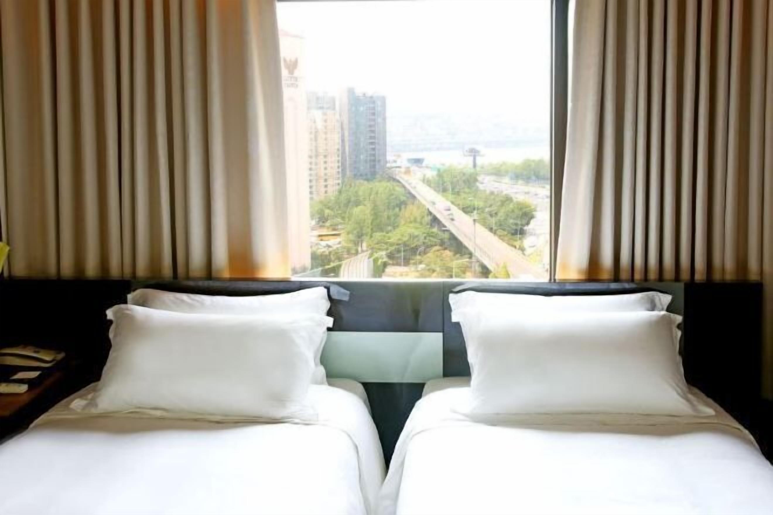 객실 내 금고, 각각 다른 스타일의 인테리어, 각각 다르게 가구 비치, 책상