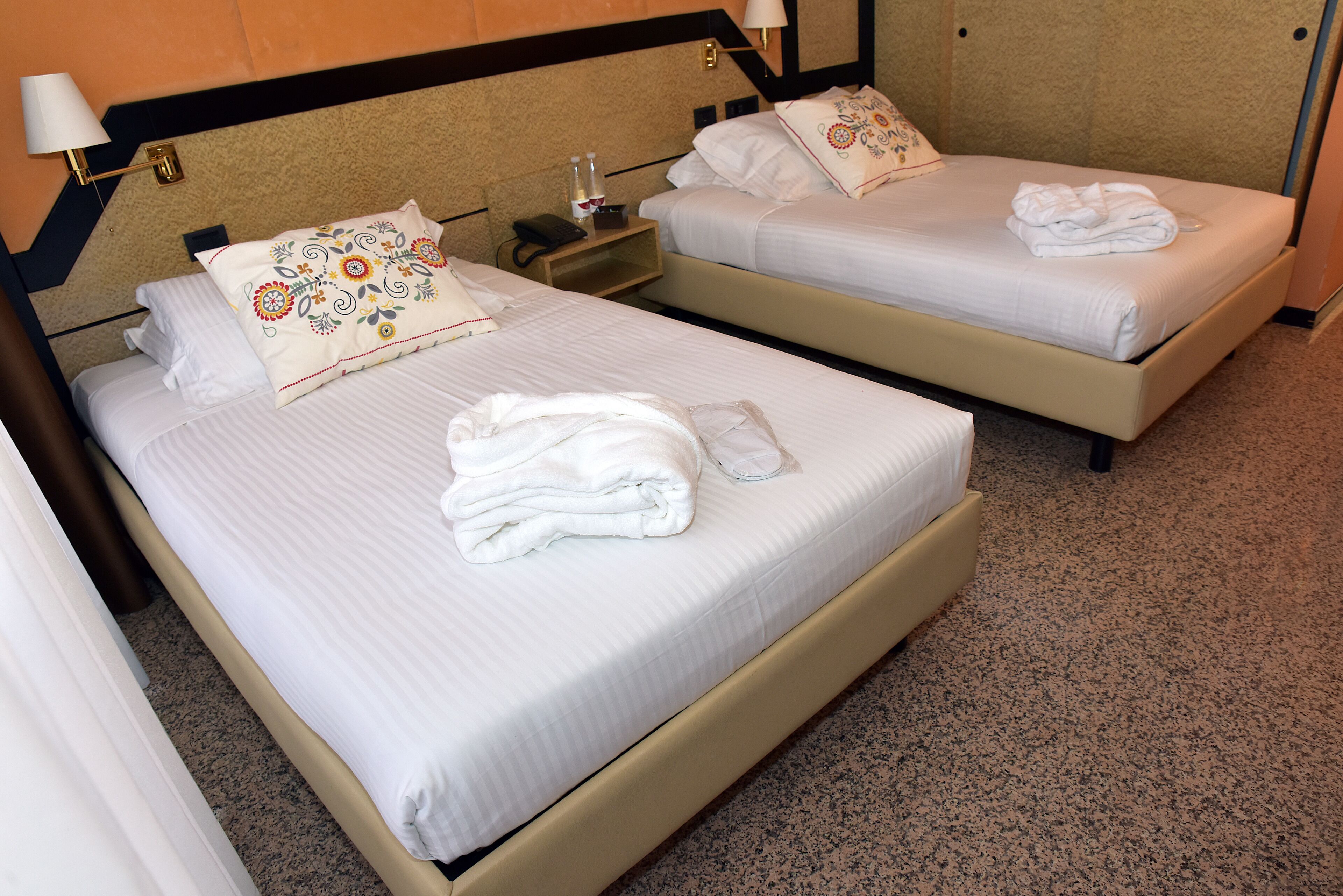 Een minibar, een kluis op de kamer, een bureau, een laptopwerkplek