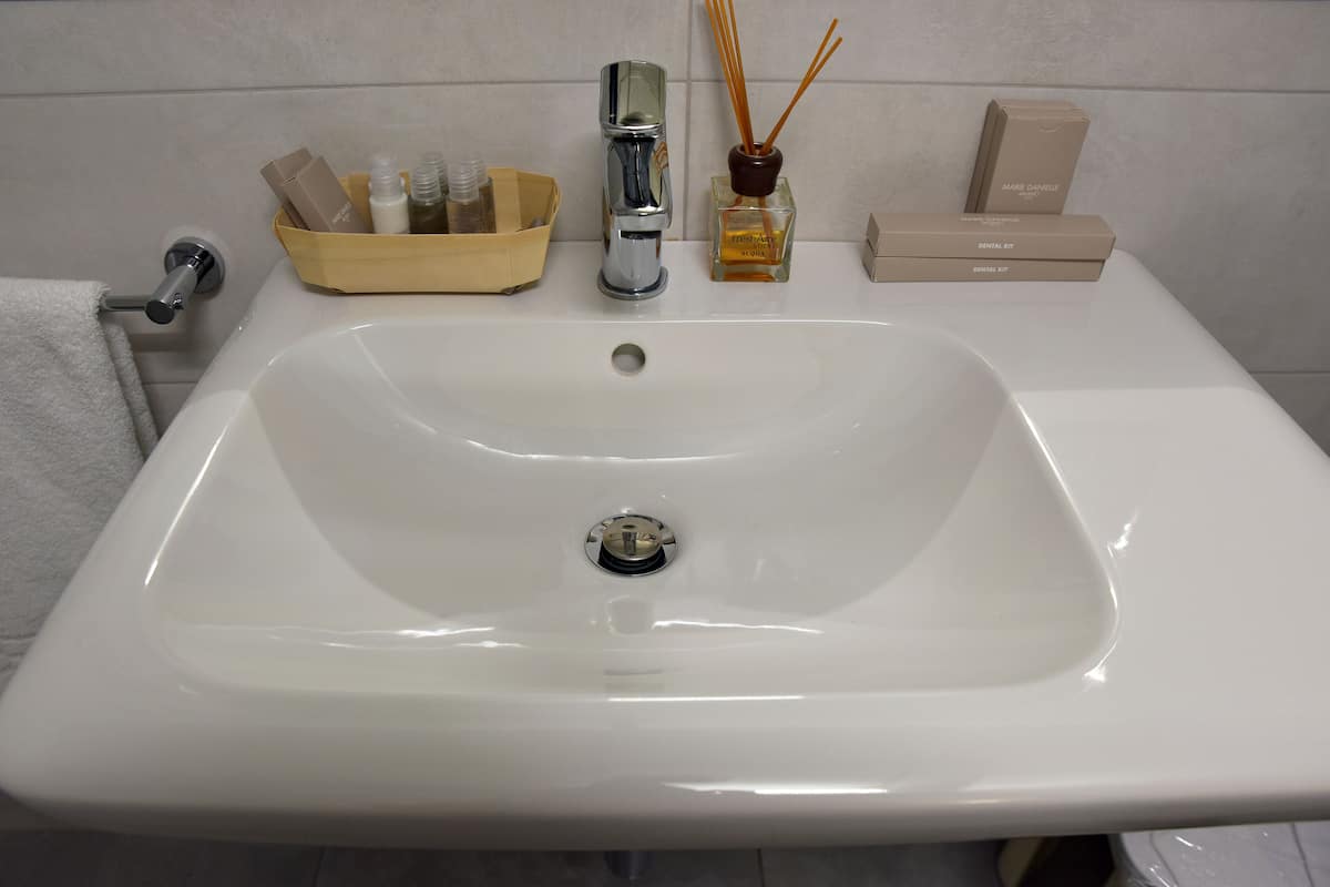 Separate tub and shower, deep soaking tub, rainfall showerhead
