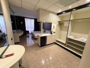 Habitación cuádruple familiar | Minibar, caja fuerte, escritorio y espacio para trabajar con un portátil