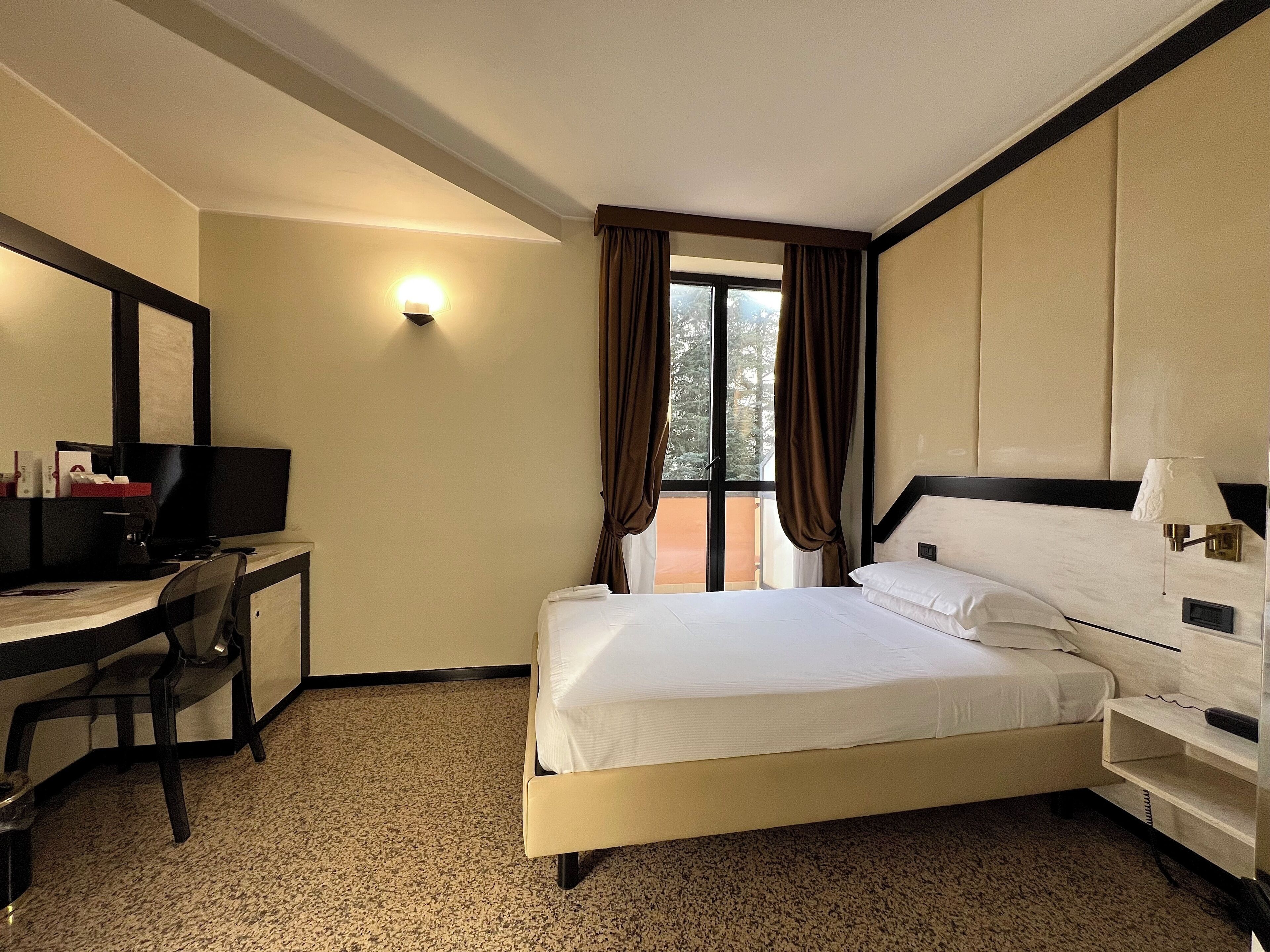 Klassieke eenpersoonskamer | Een minibar, een kluis op de kamer, een bureau, een laptopwerkplek