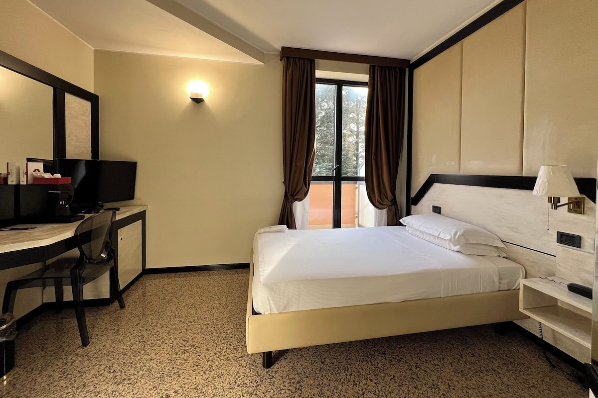 Klassieke eenpersoonskamer | Een minibar, een kluis op de kamer, een bureau, een laptopwerkplek