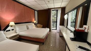 Classic Triple Room | Minibar, in-room safe, desk, laptop workspace