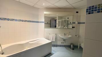 Quadrupla familiare | Bagno | Vasca e doccia separate, vasca da bagno a immersione totale