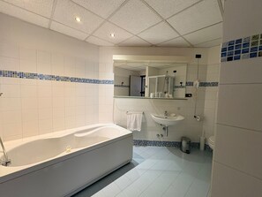 Family Quadruple Room | Bathroom | Separate tub and shower, deep soaking tub, rainfall showerhead - Hotel Diamante Corbetta (Corbetta)