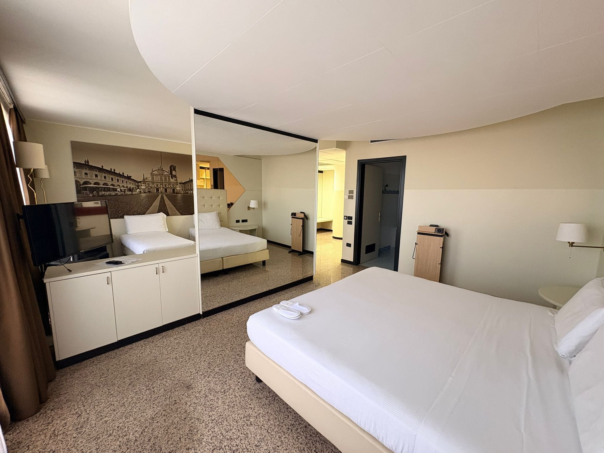 Familien-Vierbettzimmer | Minibar, Zimmersafe, Schreibtisch, laptopgeeigneter Arbeitsplatz