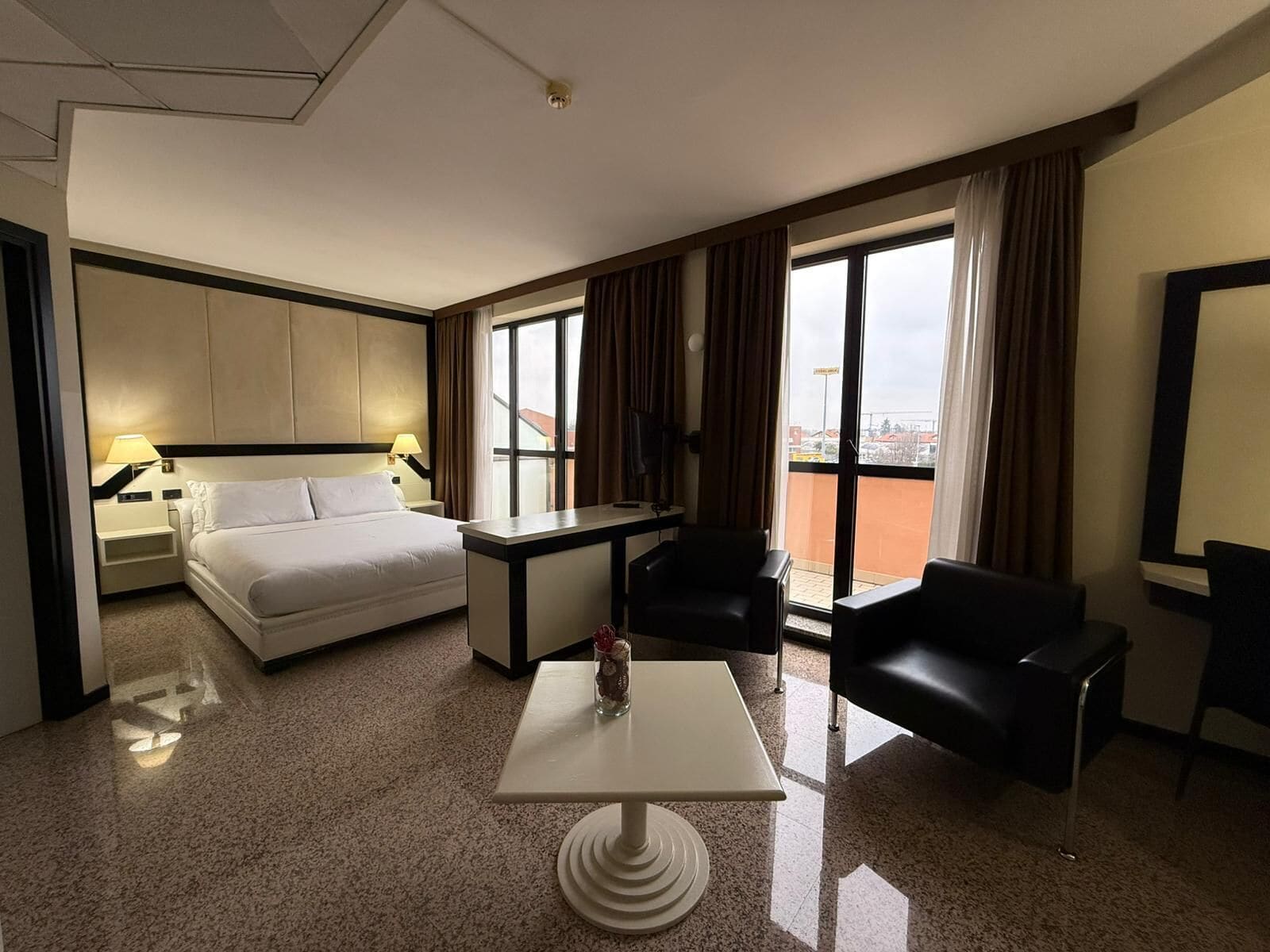 Een minibar, een kluis op de kamer, een bureau, een laptopwerkplek