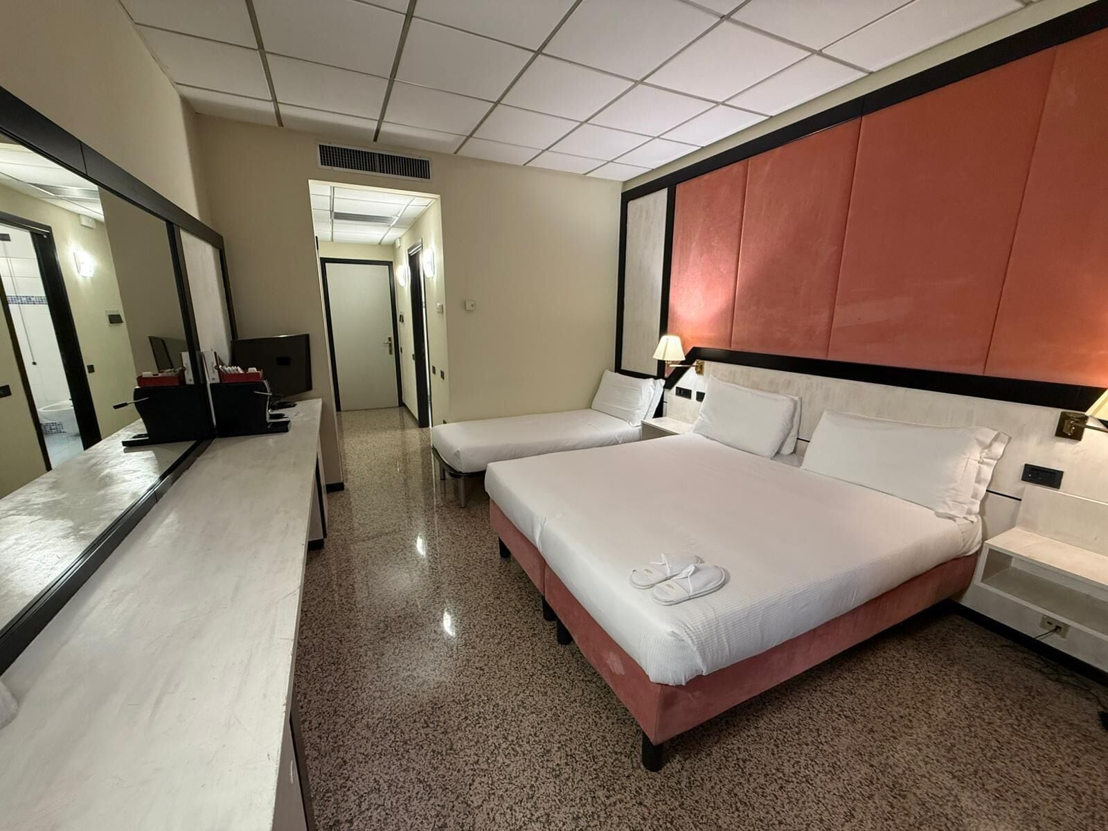 Klassieke driepersoonskamer | Een minibar, een kluis op de kamer, een bureau, een laptopwerkplek