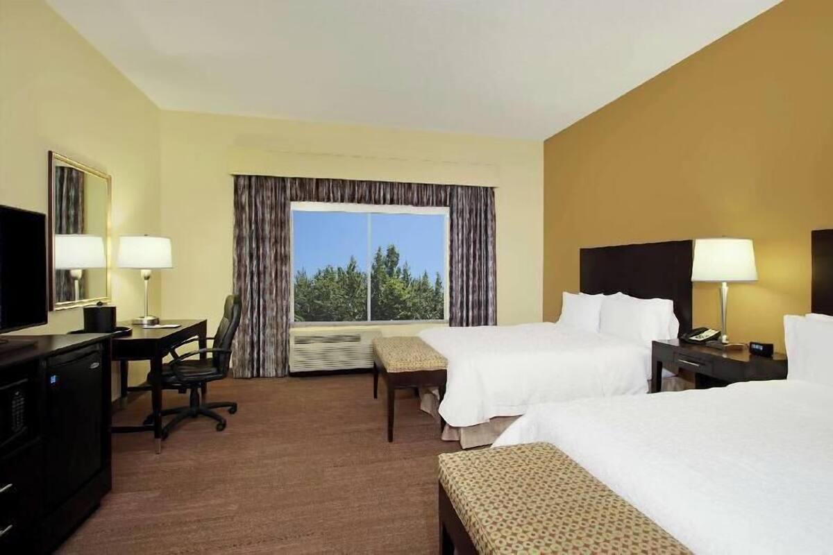 Bureau, rideaux occultants, fer et planche à repasser