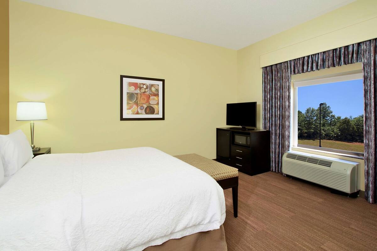 Bureau, rideaux occultants, fer et planche à repasser