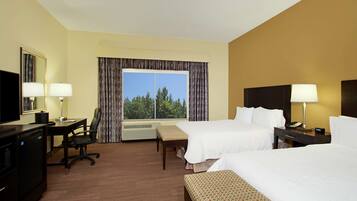 Habitación, 2 camas Queen size, con acceso para personas discapacitadas, para no fumadores | Escritorio, cortinas blackout y tabla de planchar con plancha