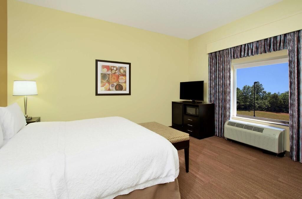 Bureau, rideaux occultants, fer et planche à repasser