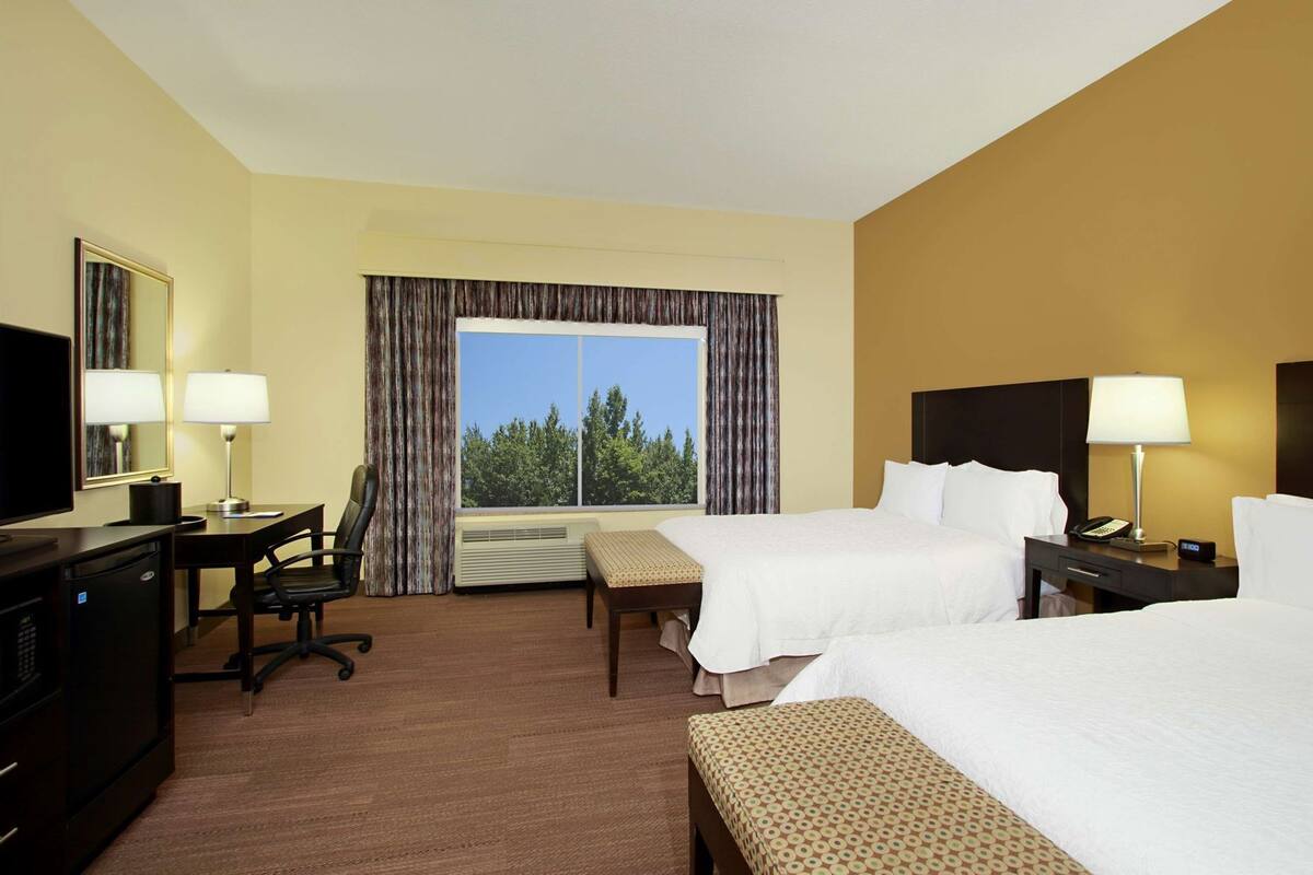 Bureau, rideaux occultants, fer et planche à repasser