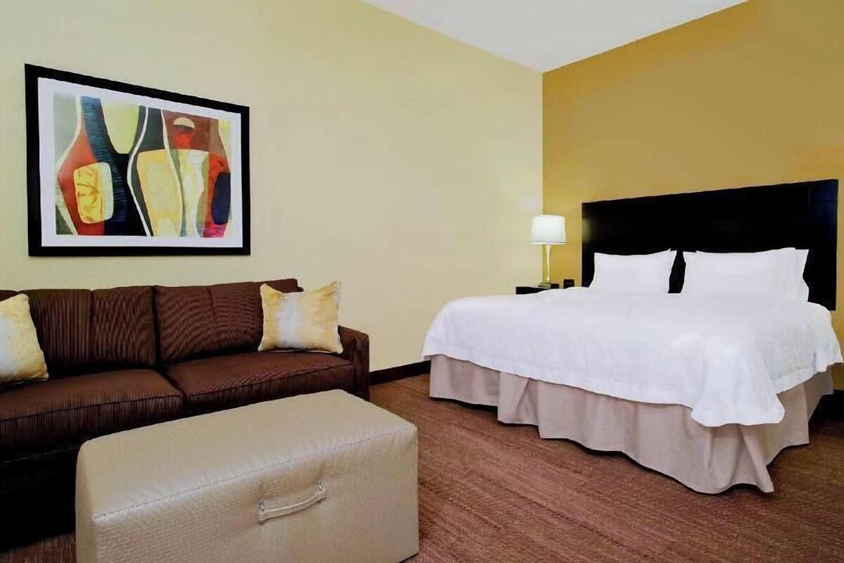 Bureau, rideaux occultants, fer et planche à repasser