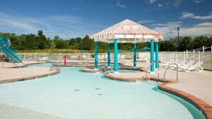 Une piscine dotée d’un kiosque, de plusieurs couloirs de nage et de chaises longues.