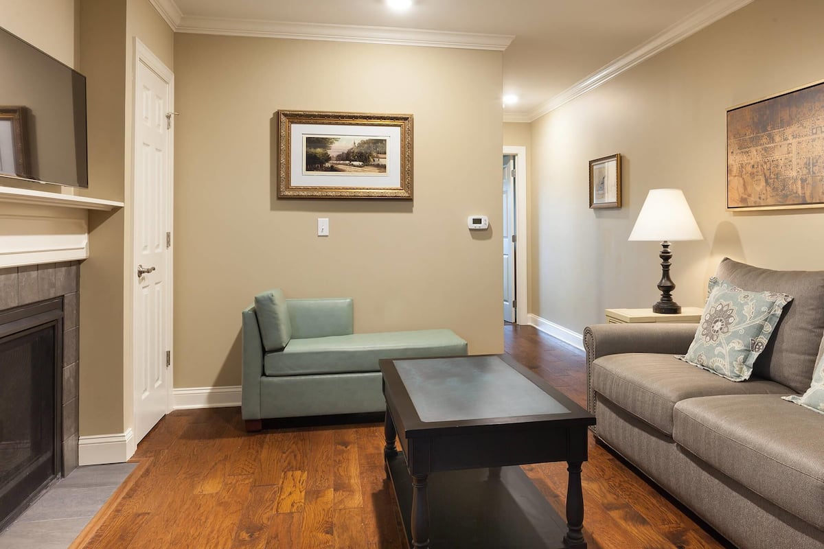 3 bedrooms, individually decorated, individually furnished, desk