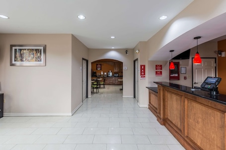 Hall. Quality Inn & Suites Bridge City/Orange