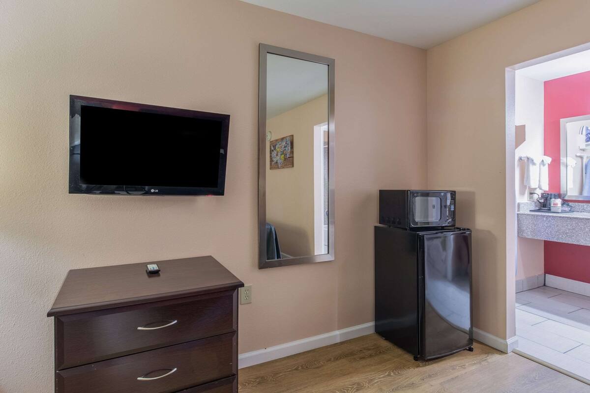 standard double room, 2 double beds, non smoking | pillow-top beds, desk, iron/ironing board, free wifi