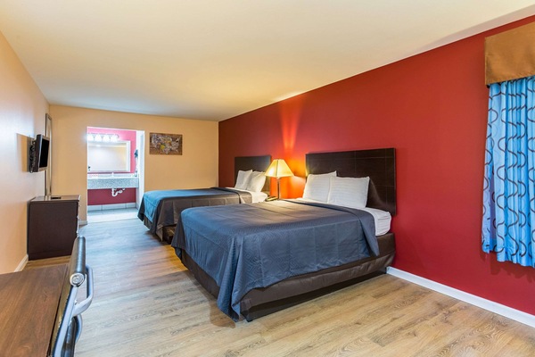 Pillowtop beds, desk, iron/ironing board, free WiFi