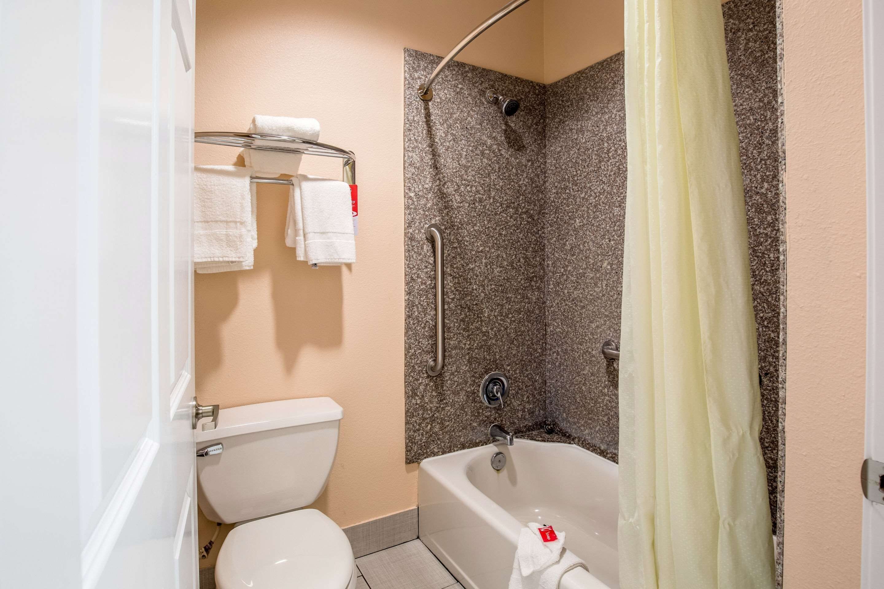 standard room, 1 king bed, non smoking | pillow-top beds, desk, iron/ironing board, free wifi