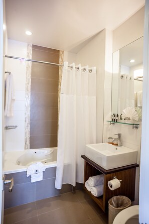 Bathroom - Aura Hotel Brooklyn (Brooklyn)