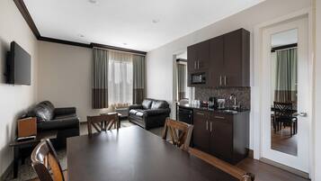 55-tums platt-tv med kabelkanaler, tv och Netflix