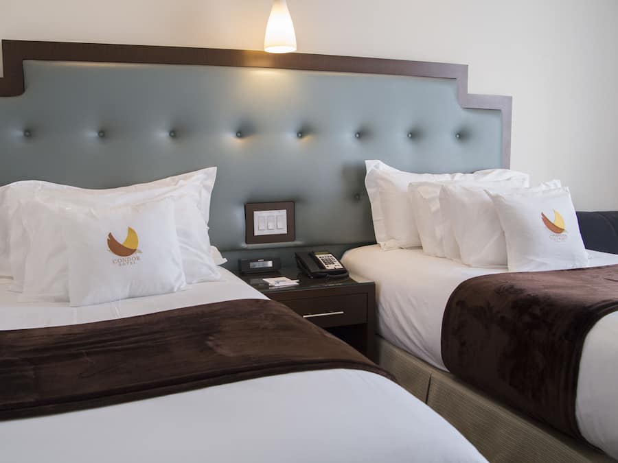 Cofres nos quartos, escrivaninha, espaço de trabalho para notebook