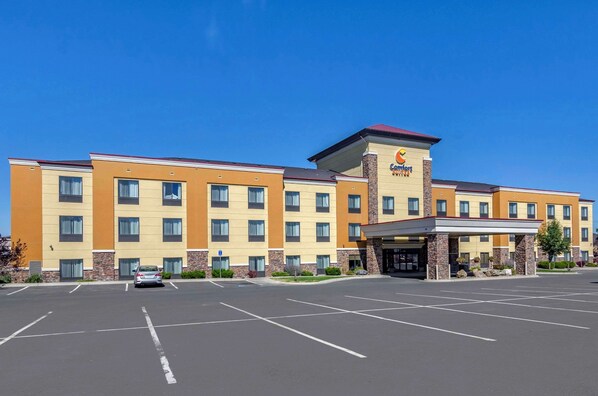 Un hotel Comfort Inn con estacionamiento y entrada cubierta.