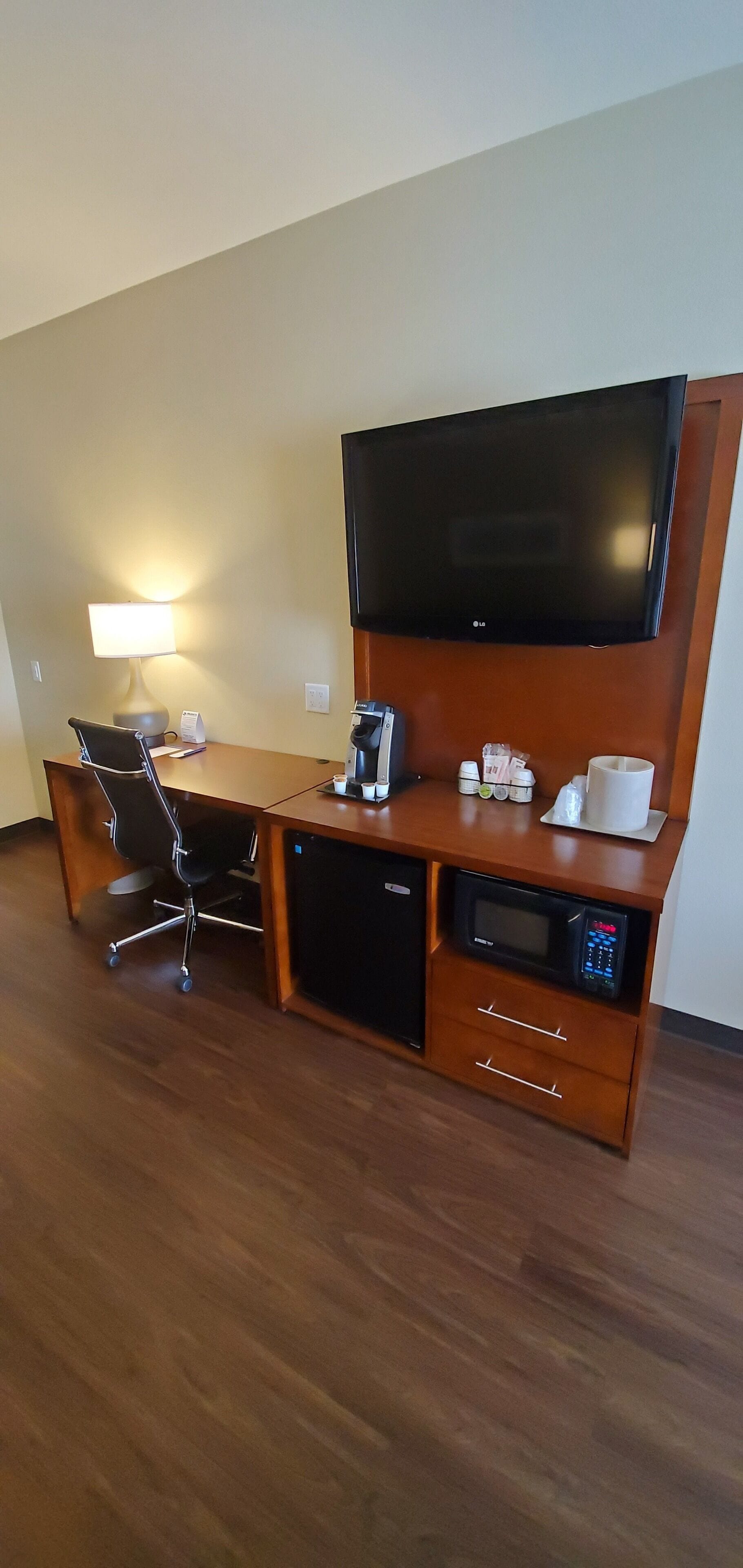 hypo-allergenic bedding, pillow-top beds, in-room safe, desk