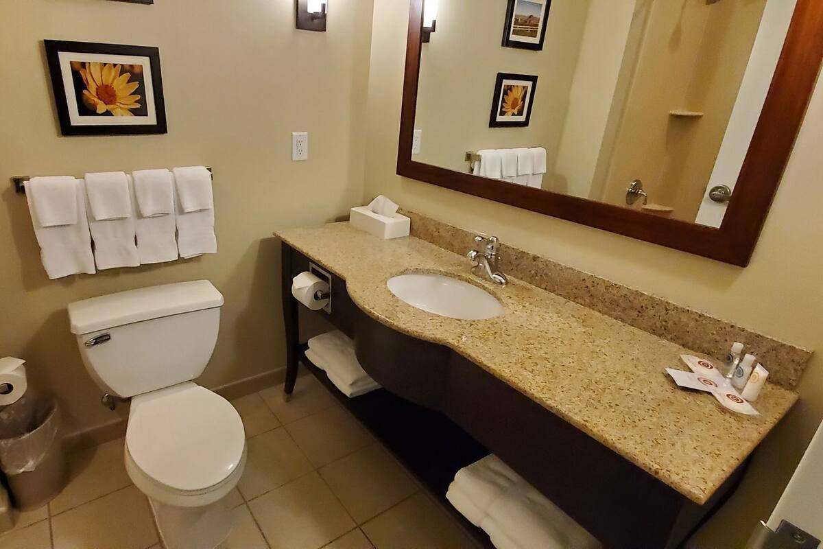 Baño | Tina con regadera, secadora de cabello, toallas