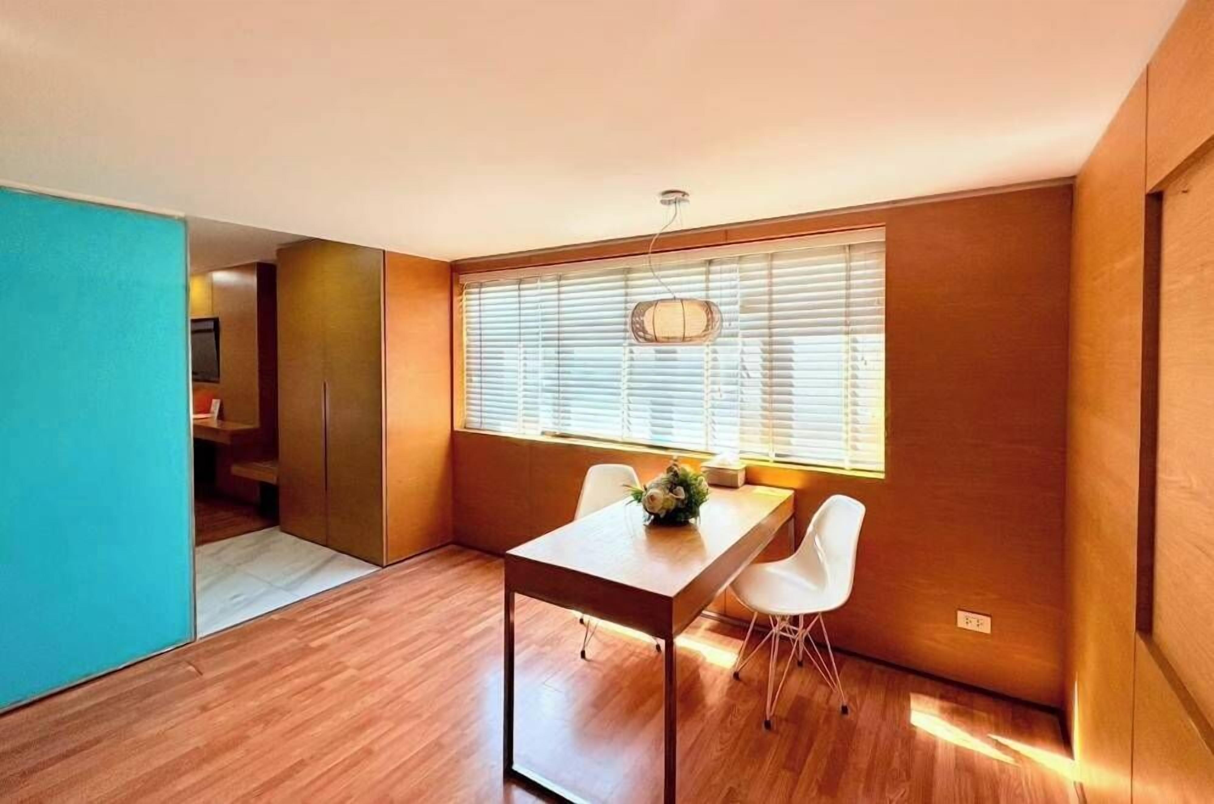 Suíte júnior, 1 cama King | Área de estar | TV LCD 32 polegadas com canais a cabo, TV
