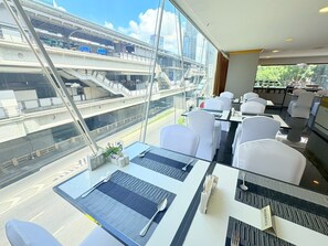 Minibar, Zimmersafe, VerdunkelungsvorhĂ€nge, BĂŒgeleisen/BĂŒgelbrett