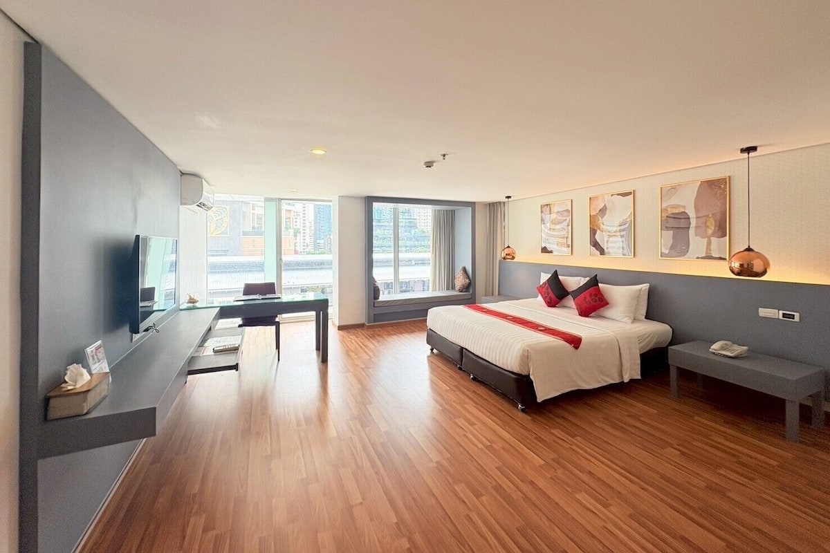 Premier Room | 1 bedroom, minibar, in-room safe, blackout curtains