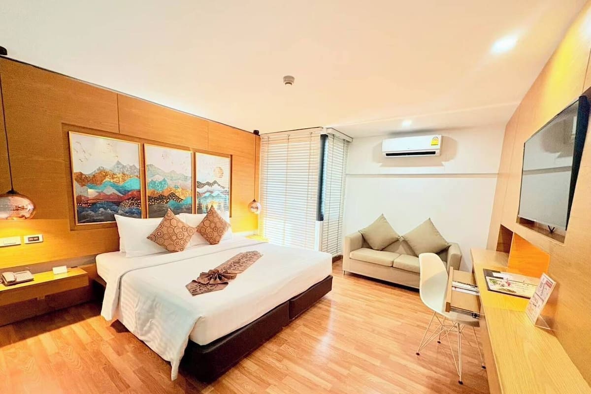 Junior Suite, 1 King Bed | 1 bedroom, minibar, in-room safe, blackout curtains