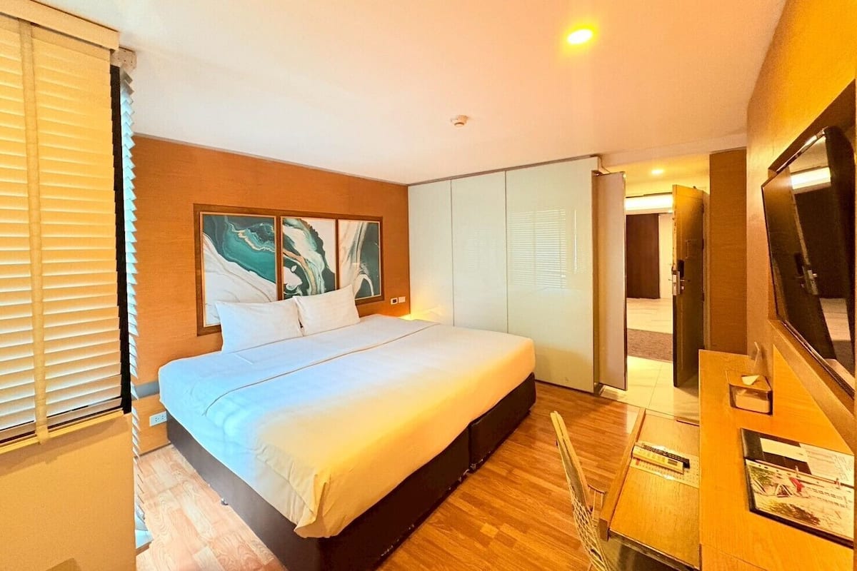 Deluxe Room Double Bed | Minibar, safe på rommet, blendingsgardiner og strykejern/-brett